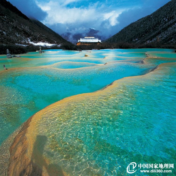 在中国四川黄龙的钙华池景区，泉水漫过一层层“梯田”的边石坝，向下游缓缓流去。我们可以清晰地看到边石坝上流淌着薄薄的一层水，风吹起微浪，“薄水层”轻摆波动，水中的二氧化碳挥散至空气中，留下碳酸钙沉积在边石坝上。摄影／高屯子