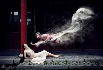 来自摄影师盛夏树的一集唯美作品《游园惊梦》，非常有想象力和张力的画面，让人有种脱离现实的感觉，沉迷于中国古老的戏剧艺术中，没有焦虑、烦恼、欣喜，宠辱两忘……