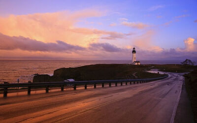 俄勒冈海岸的公路和灯塔，日落的俄勒冈州海岸公路和灯塔A road and lighthouse along the Oregon Coast at sunset