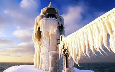 冰雪覆盖的圣约瑟灯塔，圣约瑟的北码头灯塔位于美国密歇根州的圣约瑟，因为气候的原因，在冬天往往会有夸张的冰棱奇观。North Pier Outer Lighthouse covered in ice, St. Joseph, Michigan, USA