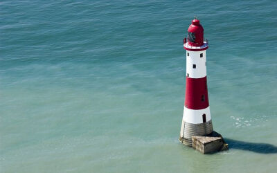 英格兰海面中的海角灯塔，红白相间的英国东萨塞克斯郡海角灯塔建于1902年，高37米，现已成为海岸文物之遗产。Beachy Head Lighthouse, East Sussex, England, UK