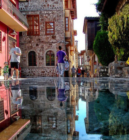 下过雨的街道。