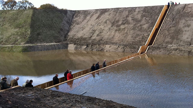 荷兰RO & AD 事务所设计的“跑渠桥”Sunken Pedestrian Bridge，获得了荷兰建筑师联盟“2011年年度建筑奖”。“如果修一座桥越过防御水系，显然不太合适，尤其是这座桥正好是从过去敌人入侵的方向引导游客去城堡的。”建筑师这样写道。“因此，我们才设计了这个隐形的桥。”