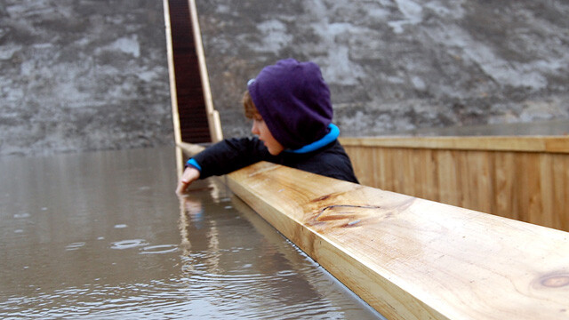 荷兰RO & AD 事务所设计的“跑渠桥”Sunken Pedestrian Bridge，获得了荷兰建筑师联盟“2011年年度建筑奖”。“如果修一座桥越过防御水系，显然不太合适，尤其是这座桥正好是从过去敌人入侵的方向引导游客去城堡的。”建筑师这样写道。“因此，我们才设计了这个隐形的桥。”