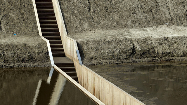 荷兰RO & AD 事务所设计的“跑渠桥”Sunken Pedestrian Bridge，获得了荷兰建筑师联盟“2011年年度建筑奖”。“如果修一座桥越过防御水系，显然不太合适，尤其是这座桥正好是从过去敌人入侵的方向引导游客去城堡的。”建筑师这样写道。“因此，我们才设计了这个隐形的桥。”