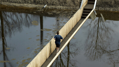 荷兰RO & AD 事务所设计的“跑渠桥”Sunken Pedestrian Bridge，获得了荷兰建筑师联盟“2011年年度建筑奖”。“如果修一座桥越过防御水系，显然不太合适，尤其是这座桥正好是从过去敌人入侵的方向引导游客去城堡的。…