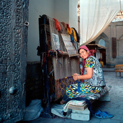 随处可见的织地毯的妇人 布哈拉