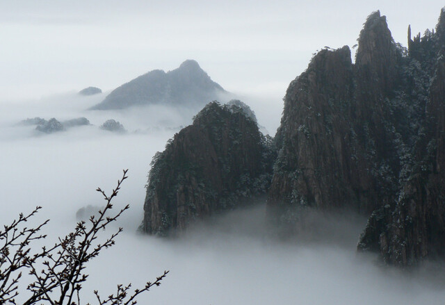 黄山。在安徽境内。