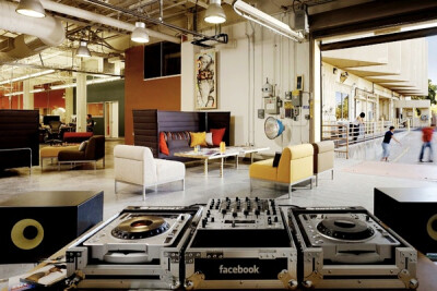 facebook office (光天化日，朗朗乾坤，你居然在办公区域，玩滑板！）