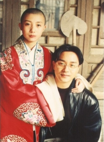 1992年，《霸王别姬》期间，张国荣与少年“蝶衣”尹治，“我本是女娇娥，又不是男儿郎……”