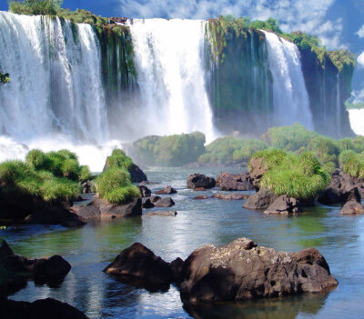 这是世界上最宽最美的瀑布Cataratas de lguazu，在阿根廷和巴西的交界处，那种气势震撼的让人忘我