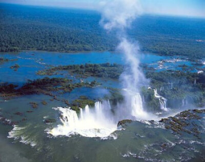 世界上最宽最美的瀑布Cataratas de lguazu，换个角度看好像一个大裂口