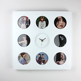 是相框，也是壁钟八个相框分布在时钟的周围，简约之中体现韵律之美太阳牌静音扫描机芯，在宁静的夜晚默默行进亚克力相框镜面，确保运输途中完整无损 白色3层喷漆，细腻柔和