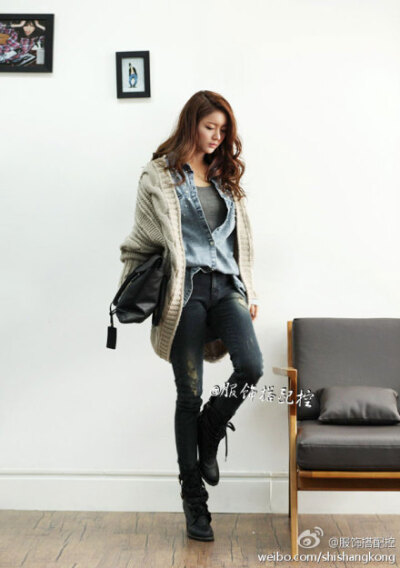 牛仔衬衫 x 休闲大毛衣，破洞仔裤 x 铆钉短靴，帅气！