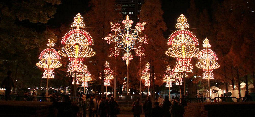 彩燈節是神戶市冬季最受歡迎的活動.始发于神户大地震的1995年（平成7年）12月.是为了给在阪神淡路大地震中死去的人们镇魂,模仿象征神户市复兴与重建的不死鸟的光辉而举办的大型彩灯纪念活动.