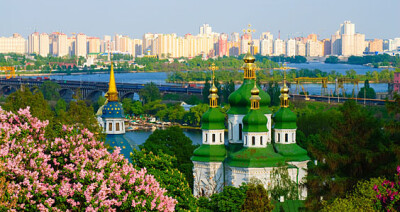 在基辅你总能看到这么多蔚为壮观的教堂/修道院 Panoramic view of the Vydubychi monastery, Kyiv, Ukraine