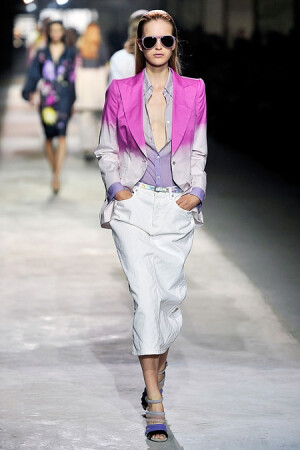 墨特·玛斯 (Mirte Maas) 紫色的衬衣和鞋子加入粉色系的西服甜美又帅气啊