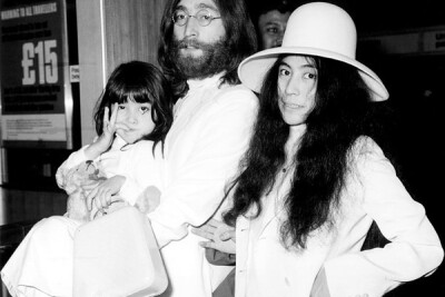 列侬与第二个儿子Sean Ono Lennon(第二任妻子，日本先锋艺术家小野洋子所生)及洋子在一起。