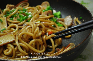 相传源于中国，饮誉世界，最具日本特色的面食：【日式炒乌冬】 材料：乌冬２小包、洋葱半只、胡萝卜半只、虾丸３只、章鱼丸２只、蟹柳４条、西兰花１小朵 做法： １、接适量的清水，烧开，放入乌冬，焯一下水（约３０秒），捞出控干水分 ２、洋葱洗干净切丝、胡萝卜洗干净切丝、西兰花洗干净切小朵（用焯乌冬的开水接着焯一下） ３、虾丸切片、章鱼丸切片、蟹柳对半切开 ４、下油热锅，倒入洋葱大火炒香，倒入红萝卜、虾丸、章鱼丸、蟹柳炒香，捞起备用 ５、继续下点油、中火下乌冬炒干水分～倒入洋葱、红萝卜、西兰花、虾丸、章鱼丸、蟹柳翻炒几下，加入老抽、生抽、蚝油、盐翻炒均匀，撒点香葱，还有一点黑胡椒粉即可。