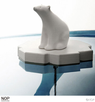 这是什么？这是浴缸排水口的塞子！当你泡澡的时候，看见这只漂浮在水面上孤零零的冰块上的北极熊，是不是觉得有必要减少碳排放，保护海洋环境和北极熊呢？