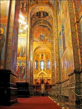 滴血大教堂内部。金碧辉煌。