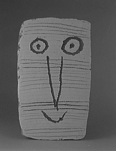 毕加索：我在小时候已经画得象大师拉斐尔一样，但是我却花了一生的时间去学习如何画得象孩子。人脸板，1948-1950