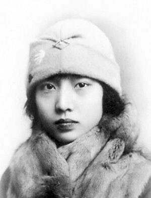 孟小冬京剧女演员，又名孟若兰、孟令辉，艺名小冬。人称冬皇，师承余叔岩，是余门惟一的女弟子。扮相英俊，嗓音苍劲醇厚，高低宽窄咸宜，衷气充沛，满宫满调，且无雌音，被公认为“余派”主要传人。