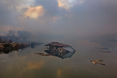 北京时间2011年3月11日13时46分，日本遭遇地震海啸袭击，图为3月15日，摄影师James Nachtwey在气仙沼市拍摄到的水中漂浮的房屋。