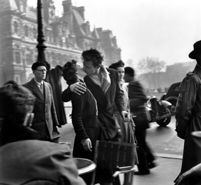 《Le baiser de l’hôtel de ville》，By--Robert Doisneau