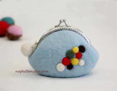 By NapKitten-Big wool purse. 彩色球球，毛毡零钱包。