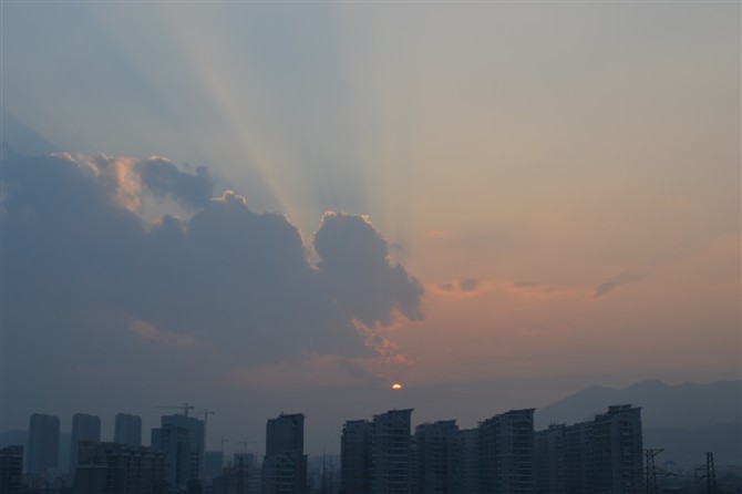 阳台上拍的日落。很自然的