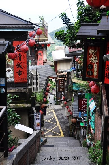台湾山城·九份。一排排小店相对而立。紧凑的街道。