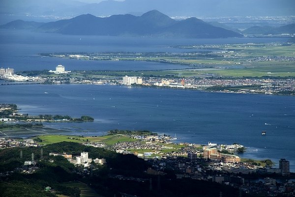 比睿山坂本纜車站二樓的展望臺望去琵琶湖盡收眼底風和日麗的下午非常