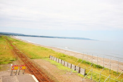 北海道网走市的北滨火车站，沿路可见鄂霍次克海。 多浪漫。