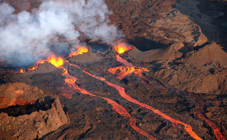 2010年10月14日，法国留尼旺岛上的弗尔乃斯火山(Piton de la Fournaise)开始喷发熔岩流。图为鸟瞰该火山喷发出的熔岩流。位于印度洋西南部的弗尔乃斯火山是世界上最活跃的活火山之一。