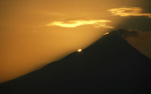 太阳从烟雾缭绕的莫拉比山升起。