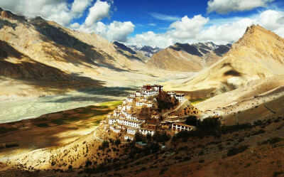 启藏庙这是我探访启藏庙时拍摄的。启是喜马拉雅山中的一个小村庄，启藏庙依村而建。我和僧侣们共同生活了一个星期。那里简直如天上人间般的和平宁静。这座藏庙海拔4000多米，为了拍摄全景，我不得不去到旁边高处它50…