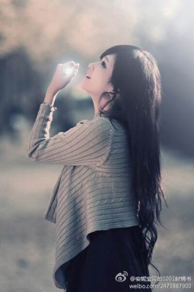 迎接阳光，仰起头，绽开微笑。