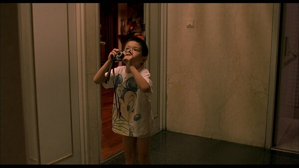 《一一》在大人眼里，他是只喜欢拍别人背影的奇怪小孩，他在婆婆的葬礼上说，“婆婆，我不知道的事情太多了，所以，你知道我以后想做什么吗？我要去告诉别人他们不知道的事情，给别人看他们看不到的东西。我想，这样一定天天都很好玩。……你常跟我说：你老了。我很想跟他说：我也觉得…我也老了” //是否你也有不被理解的成长的孤独？