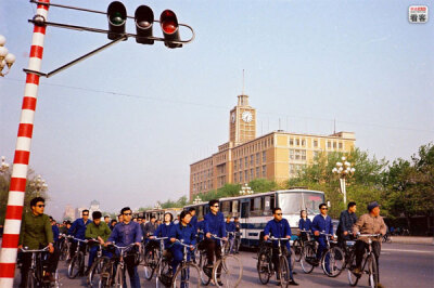 1981年，北京。北京市民骑着黑色或灰色的自行车赶去上班。当时每三个人中，只有一人能幸运地拥有一辆自行车。