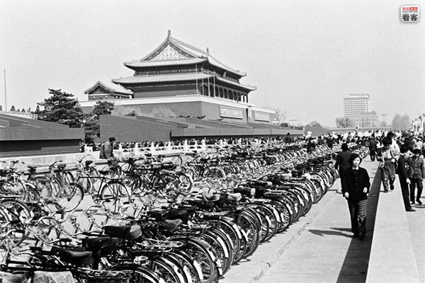 1984年，北京天安门广场停车场。80年代中国“自行车王国”称号闻名世界。在2002年当乔治·W·布什总统访华时，他被获赠一辆自行车。