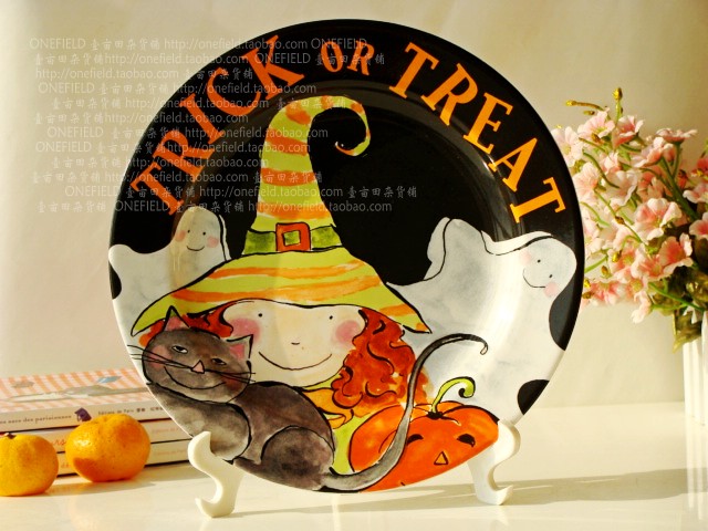 “Trick or treat”（不给糖就捣蛋），这样的语句印在餐盘上，是不是很有趣，那就让这盘子装上美食来招待那些前来捣乱的“小鬼”们吧！