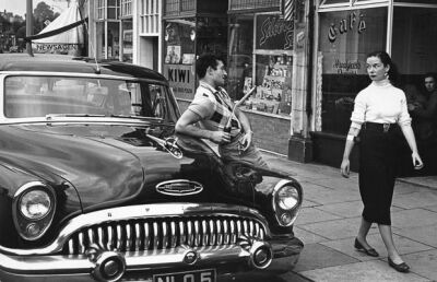 一名男人靠着他的别克车，试图与路过的年轻女子搭讪[1954年]