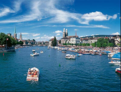 瑞士最大的城市苏黎世， 世界最怡居城市之一， 也是文化中心。 利马河两岸美景目不暇接， 美景丛中遍布银行及其他金融机构。