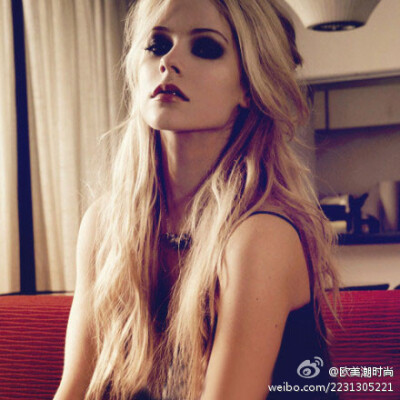 Avril Lavigne,这个酷似小吸血鬼的摇滚大精灵!