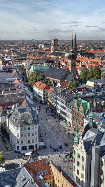 在2008年，《Monocle》杂志将哥本哈根选为“最适合居住的城市”，并给予“最佳设计城市”的评价。哥本哈根在全球城市分类中被列为第二类世界级城市。此外哥本哈根在西欧地区获选为“设置企业总部的理想城市”第三名…