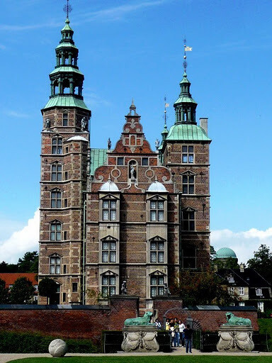 玫瑰堡(Rosenborg Slot)由城堡和花园组成。此地只是1606年国王克里斯蒂安四世建的花园，叫国王花园。后来在花园旁又修建了皇家的夏宫。到1633年这座五层的荷兰文艺复兴式建筑才竣工。后来的国王菲德烈嫌这里太小就摆…