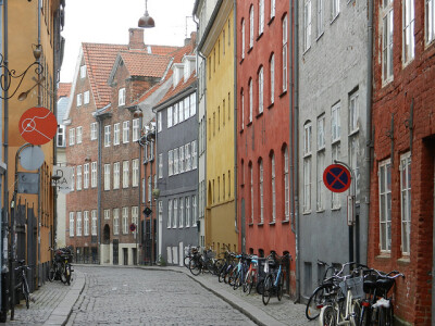每天，有60多万哥本哈根市民（大哥本哈根地区居民总数约170万人）骑车出行，总里程能达到120万公里，相当于在地球和月球之间来回了近两次。据估算，哥本哈根市民每年的骑车里程，如果是汽车完成的，每年将要多排放10…