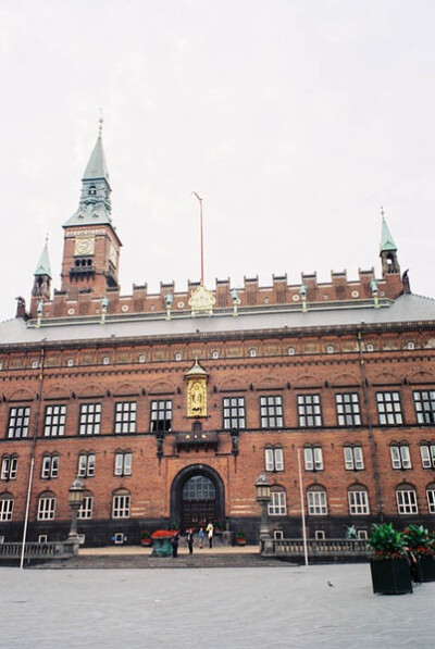 哥本哈根内城最古老的部分通常被称为中世纪城（Middelalderbyen）。然而，哥本哈根最有特色的地区是腓特列堡（Frederiksstaden），18世纪弗雷德里克五世在位时期兴建。哥本哈根有时也被称为“尖塔之城”，以其只被教…