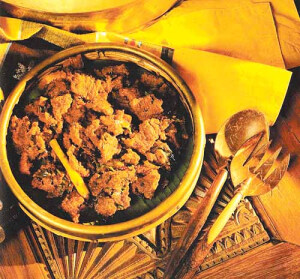 印度风味咖喱鸡：鸡翅500克、洋葱1个、土豆1个、番茄酱3汤勺、鸡汤400毫升、印度咖喱酱1袋。1、鸡翅处理干净，用凉水浸泡。土豆去皮切滚刀块，洋葱切片备用；2、鸡翅从中间剁开，一分为二；3、锅中倒入少许油，倒入一袋的咖喱酱炒香；4、放入洋葱炒香锅底；5、放入鸡翅同炒至上色；6、最后放入土豆一起翻炒；7、加入鸡汤，没过鸡翅。没有鸡汤可以用清水代替，也可以换成椰浆；8、为了使咖喱风味更佳浓郁，再加入3汤勺的番茄酱，没有可以省略；9、大火烧开，微炖片刻；10、盖上锅盖，转小火焖煮30分钟左右；11、中间无需放盐，如果你用的咖喱酱没有咸味，可以用盐调味；12、见汤汁变少，鸡肉软烂，打开盖子大火收